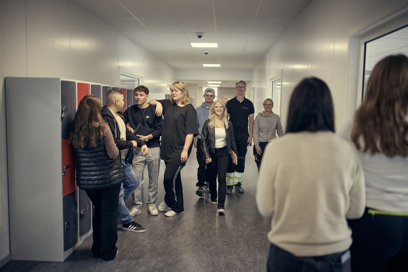 Elever i skolkorridor