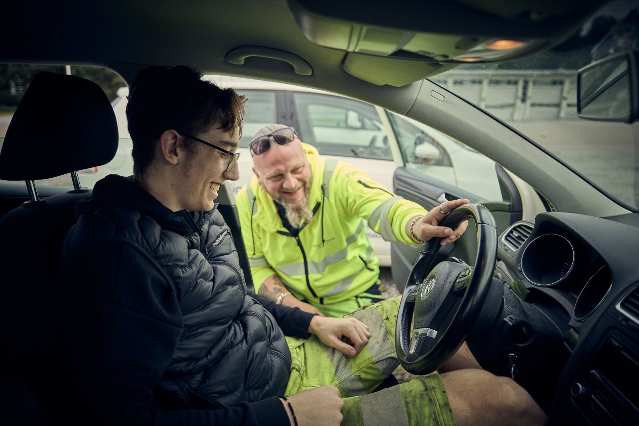 Fordonselev instrueras av lärare