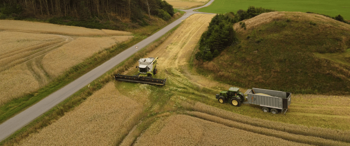 Bild på traktor som kör på åker